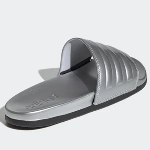 Adidas-női-ezüst-komfort-papucs-FW7683