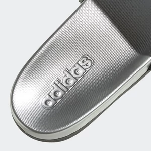 Adidas-női-ezüst-komfort-papucs-FW7683