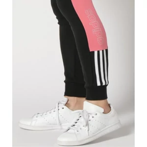 Adidas női melegítőnadrág GL1373-pamut fekete pink színű